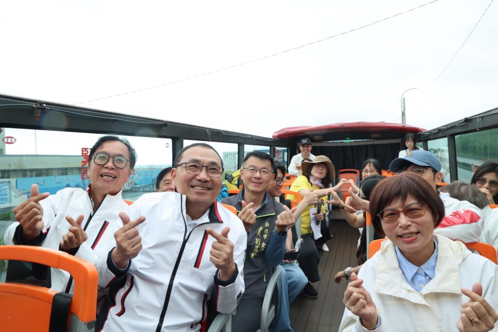 「移動觀景台」來了! 新北雙層巴士首發 搶先看淡江大橋日落 10 %E5%B8%82%E9%95%B7%E4%BE%AF%E5%8F%8B%E5%AE%9C%E9%82%80%E8%AB%8B%E5%9C%8B%E5%85%A7%E5%A4%96%E9%81%8A%E5%AE%A2%E4%BE%86%E9%AB%94%E9%A9%97%E5%8D%B3%E5%B0%87%E9%A6%96%E7%99%BC%E7%9A%84%E9%9D%92%E6%98%A5%E5%B1%B1%E6%B5%B7%E7%B7%9A%E6%99%AF%E8%A7%80%E9%9B%99%E5%B1%A4%E5%B7%B4%E5%A3%AB 1024x683 1