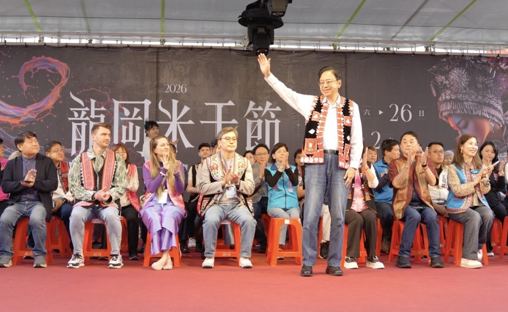2026桃園龍岡米干節圓滿落幕 火把晚會點燃國際 展現族群共榮高度 51 01%E6%A1%83%E5%9C%92%E9%BE%8D%E5%B2%A1%E7%B1%B3%E5%B9%B2%E7%AF%80%E7%9B%9B%E5%A4%A7%E9%96%8B%E5%B9%95%E6%A1%83%E5%9C%92%E5%B8%82%E5%A4%A7%E5%AE%B6%E9%95%B7%E5%BC%B5%E5%96%84%E6%94%BF%E5%B8%82%E9%95%B7%E9%82%80%E9%9B%86%E5%9C%8B%E5%85%A7%E5%A4%96%E5%98%89%E8%B3%93%E5%85%B1%E8%A5%84%E7%9B%9B%E8%88%89