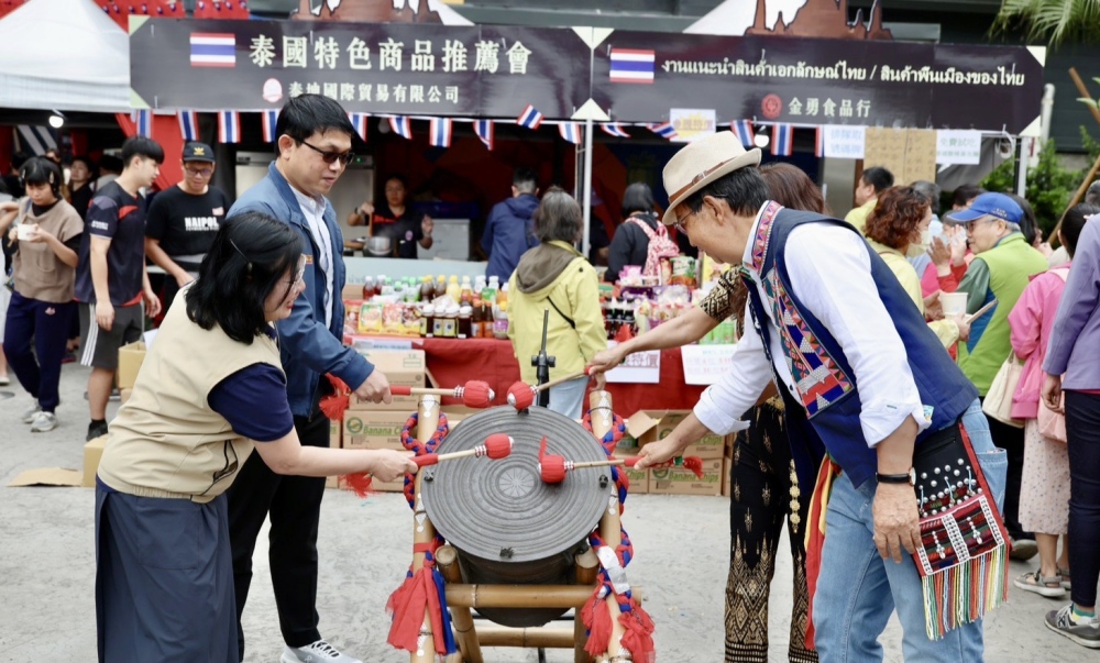 2026桃園龍岡米干節圓滿落幕 火把晚會點燃國際 展現族群共榮高度 53 03%E6%A1%83%E5%9C%92%E9%BE%8D%E5%B2%A1%E7%B1%B3%E5%B9%B2%E7%AF%80%E9%82%80%E8%AB%8B%E6%B3%B0%E5%9C%8B%E8%B2%BF%E6%98%93%E7%B6%93%E6%BF%9F%E8%BE%A6%E4%BA%8B%E8%99%95%E4%BB%A3%E8%A1%A8%E5%8F%83%E8%88%87%E6%B4%BB%E5%8B%95%E5%B1%95%E7%8F%BE%E9%BE%8D%E5%B2%A1%E5%A4%9A%E5%85%83%E6%96%87%E5%8C%96%E4%BA%A4%E6%B5%81