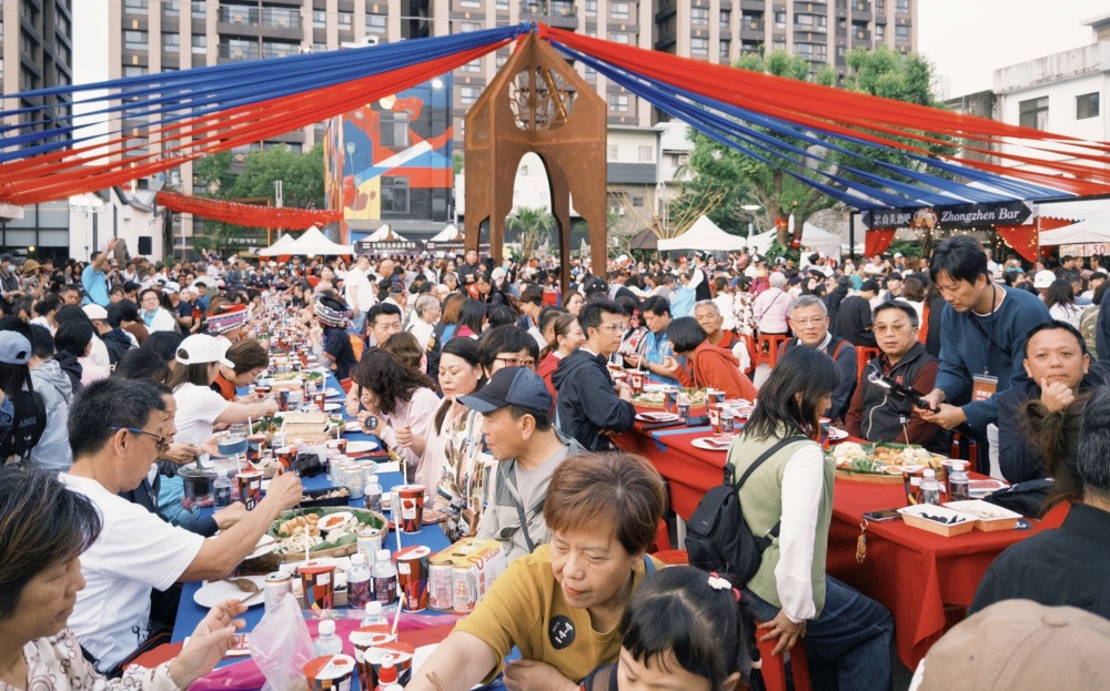 2026桃園龍岡米干節圓滿落幕 火把晚會點燃國際 展現族群共榮高度 54 04%E6%A1%83%E5%9C%92%E9%BE%8D%E5%B2%A1%E7%B1%B3%E5%B9%B2%E7%AF%80%E9%95%B7%E8%A1%97%E5%AE%B4%E5%B8%AD%E9%96%8B%E7%99%BE%E6%A1%8C%E5%90%B8%E5%BC%95%E5%A4%A7%E6%89%B9%E6%B0%91%E7%9C%BE%E5%85%B1%E4%BA%AB%E7%95%B0%E5%9F%9F%E7%BE%8E%E9%A3%9F%E8%88%87%E7%AF%80%E6%85%B6%E6%B0%9B%E5%9C%8D
