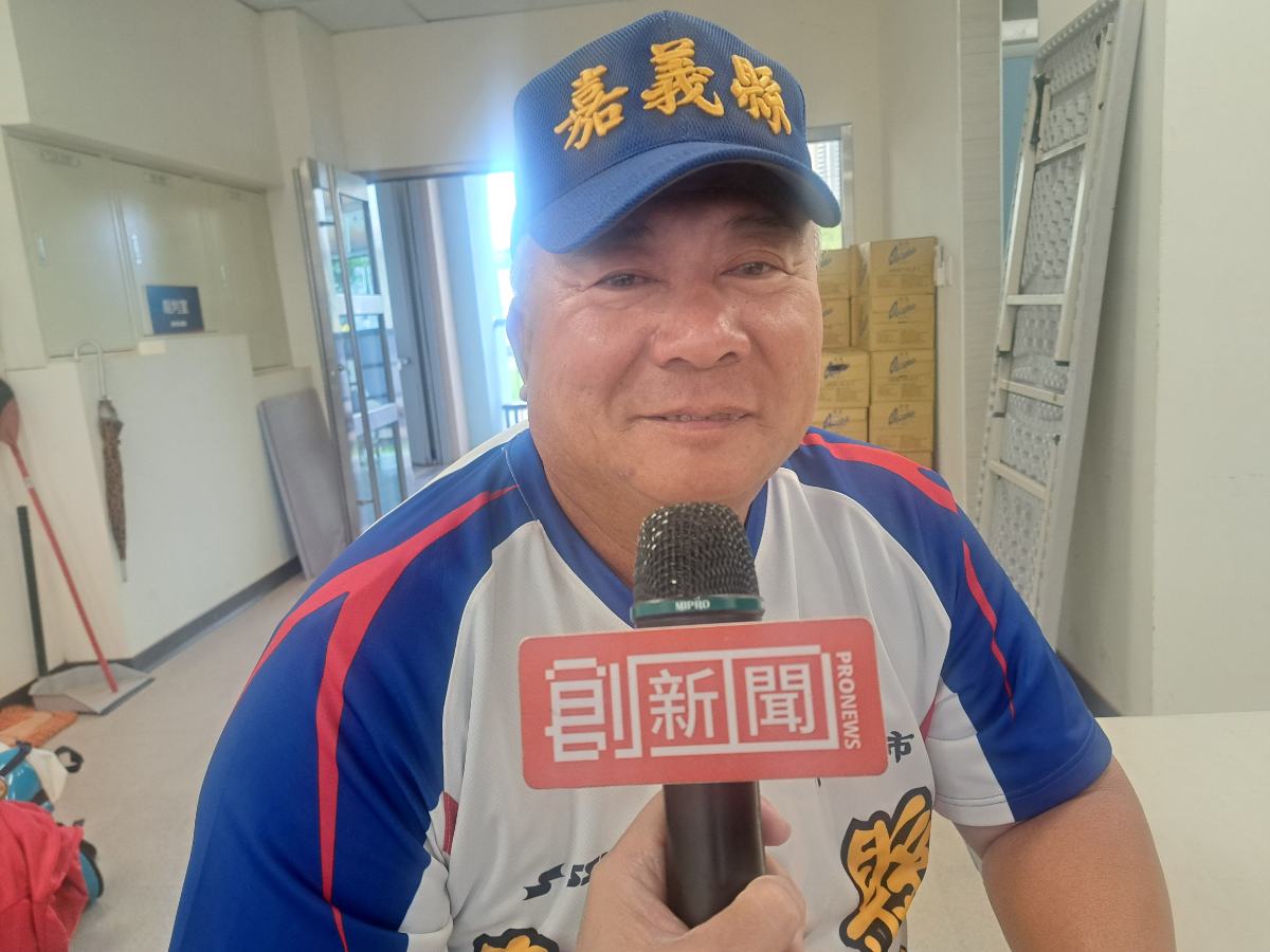 總教練鍾國忠在受訪時語氣沉穩卻充滿力量：「我們不追求花俏的訓練方式，而是扎實練好基本動作與正確戰術。(影像由記者郭晉嘉拍攝)。