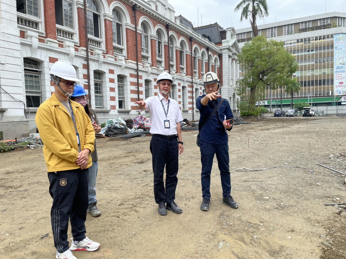 ▲文資處長李智富視察州廳工地,巡視戶外施工工項。(圖/記者顏淑娟翻攝)