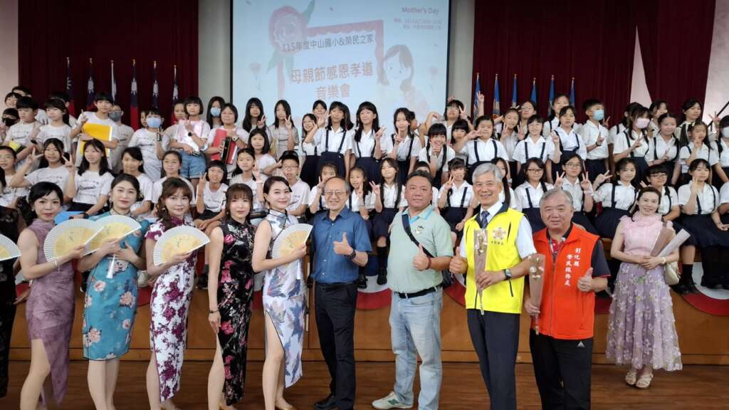▲中彰榮家攜手中山國小，老幼共融溫馨歡慶母親節。