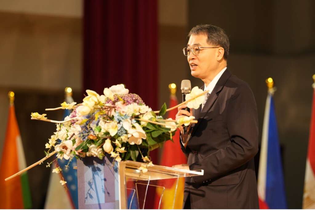 ▲「2026 HLU年會暨WURI世界大學創新排名典禮」,暨大校長武東星於開幕致詞。