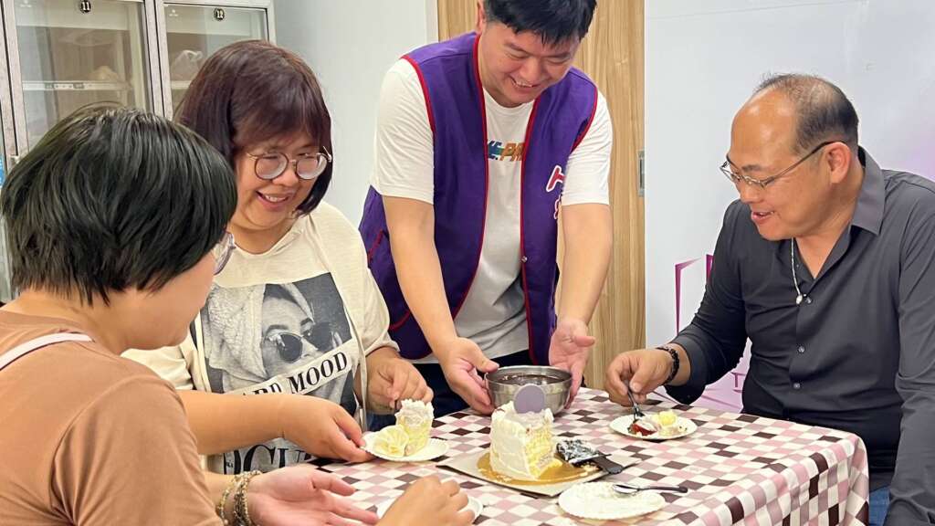 ▲溫馨母親節即將到來，人安基金會彰化平安站於6日下午舉辦關懷活動，邀請47歲單親媽媽柯女士與12歲兒子到站共享溫馨時光。（圖／人安基金會彰化平安站提供）