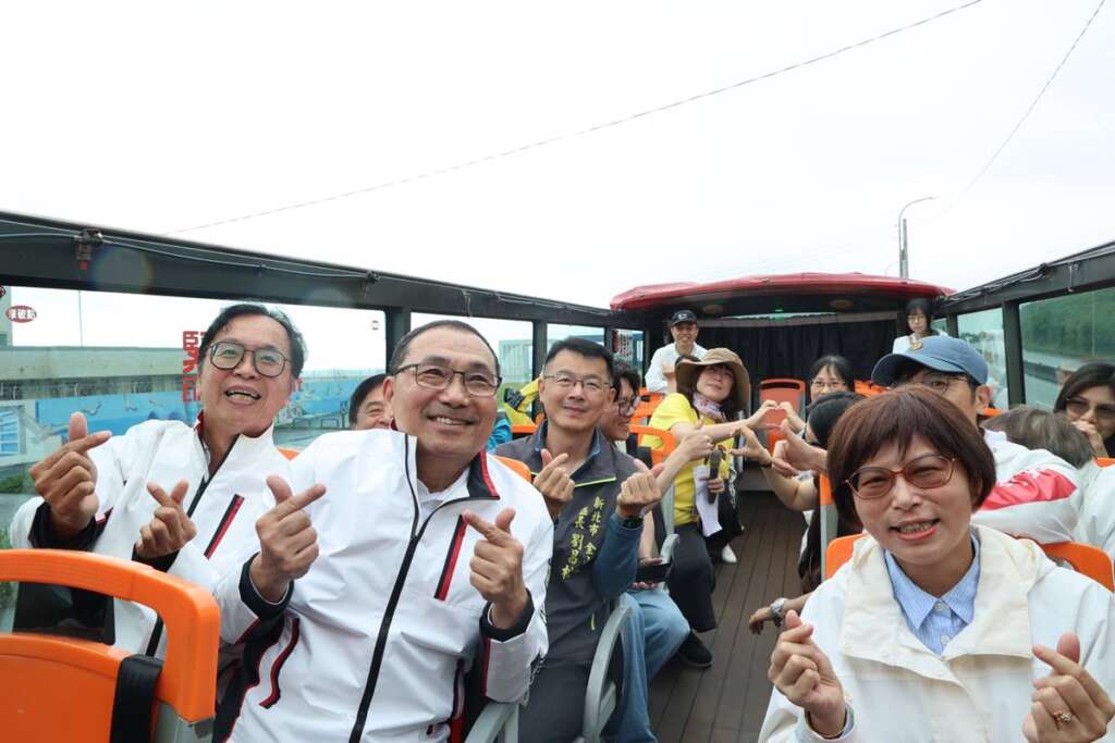 ▲市長侯友宜邀請國內外遊客來體驗即將首發的青春山海線景觀雙層巴士。