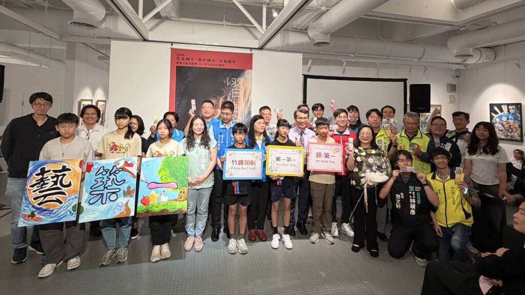 ▲新竹縣114學年度藝術才能美術班三校聯展「熠藝」,今日在新竹縣文化局美術館隆重登場。