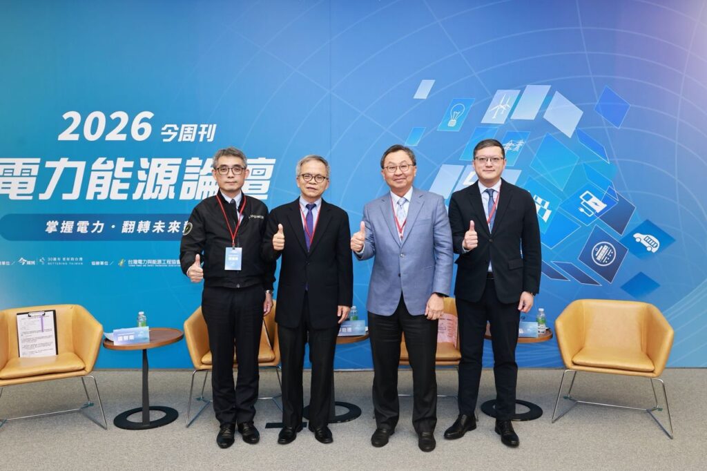 左起台灣電力公司副總經理劉建勳、台灣電力與能源工程協會創會理事長盧展南、大亞集團董事長 沈尚弘、行政院公共工程委員會副主任委員李怡德