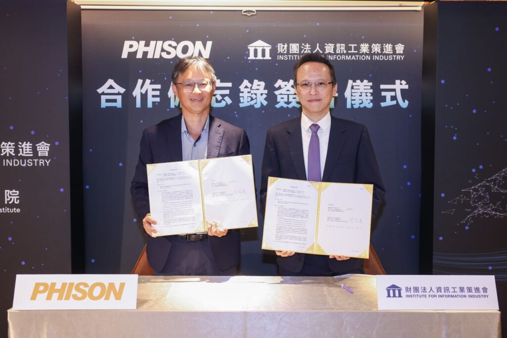 資策會與群聯電子簽署合作備忘錄(MOU),由群聯電子執行長潘健成(圖左)與資策會執行長范俊逸(圖右)代表簽署,未來將結合資策會產業推動能量與群聯電子技術優勢,推動Edge AI應用落地。