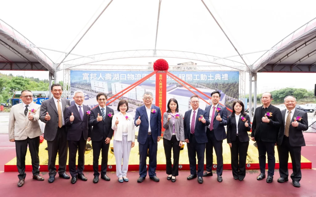 富邦媒今(5／6)日攜手富邦人壽共同推進湖口物流園區建設，在桃竹苗核心物流廊道完成戰略布點。(左起)永青營造曾國進董事長、大矩聯合建築師事務所楊立華建築師、富邦媒體谷元宏總經理、富邦人壽羅光育副總、新竹縣政府李安妤秘書長、富邦人壽林福星董事長、經濟部商業發展署蘇文玲署長、富邦人壽陳世岳總經理、富邦人壽馬辰宇副總、富邦媒體王莉蓉副總、皆豪集團曾國展總裁、百總工程陳永發副總等多位貴賓蒞臨祈願工程順利、圓滿平安。