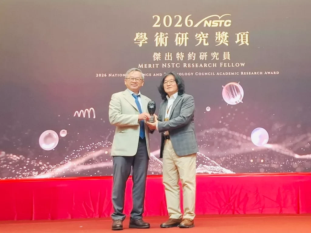 東海大學外文系講座教授何萬順（右）獲得國科會最高榮譽「傑出特約研究員獎」，由國科會主委吳誠文頒獎。（圖/東海大學提供）
