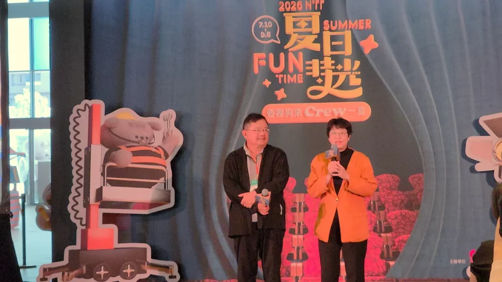 導演梁志民與苗北藝文中心藝術總監林佳瑩出席分享《那一天,彩虹出現》。(圖/陳惠玲攝影)