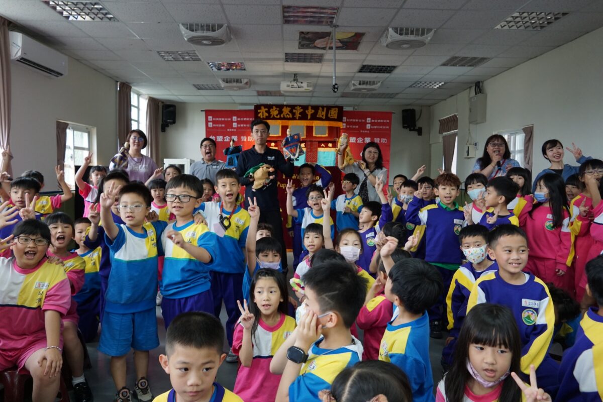推廣傳統文化!布袋戲走進桃園山頂國小 學童親手體驗操偶 7575 11