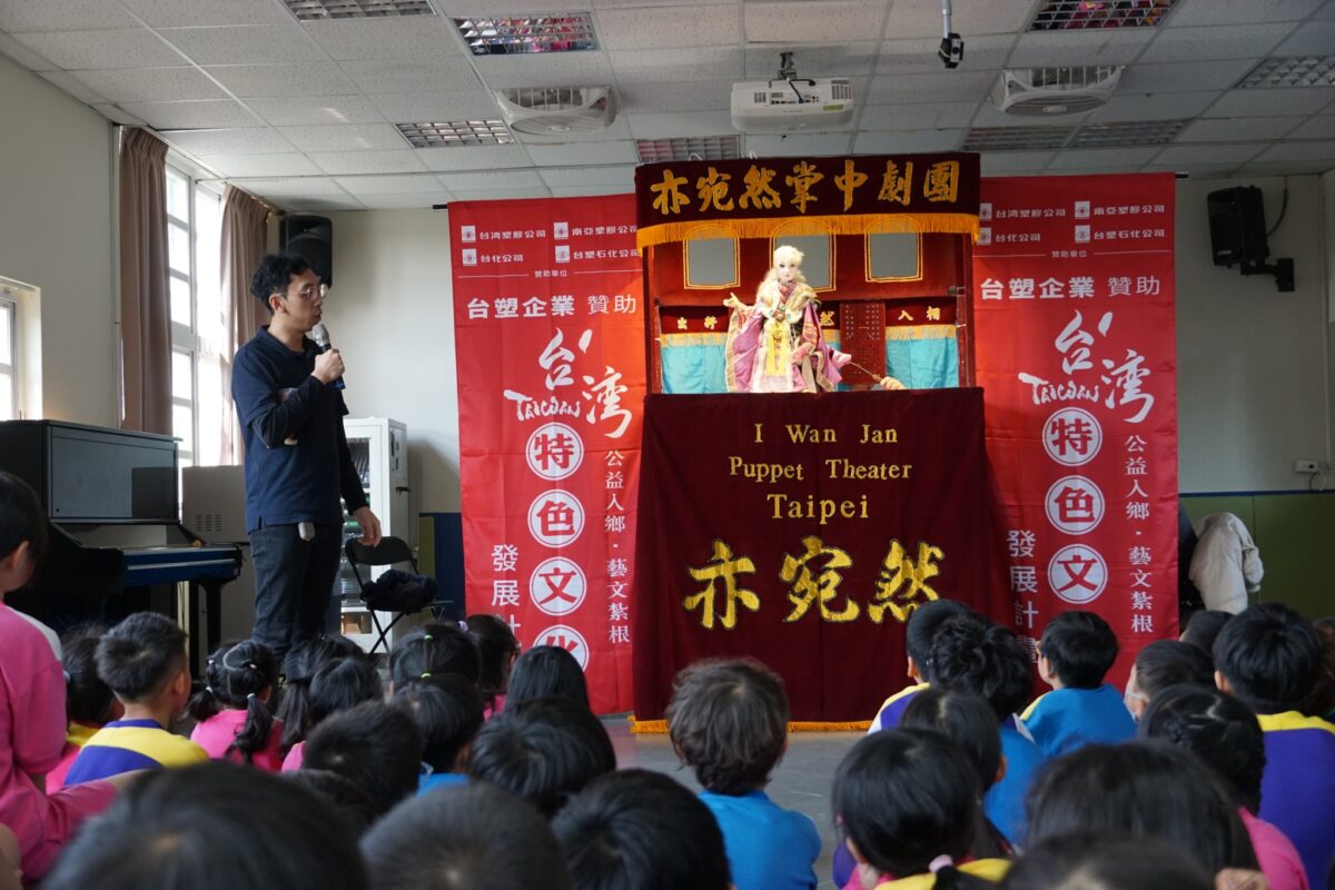 推廣傳統文化!布袋戲走進桃園山頂國小 學童親手體驗操偶 7575 14