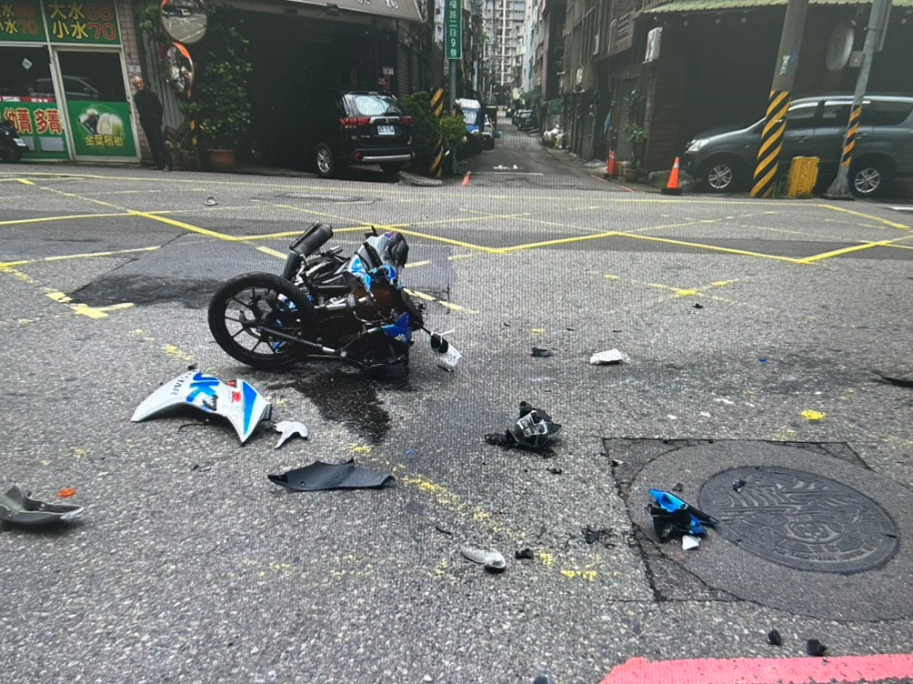 【有片】中壢左轉小客車撞對向機車!騎士噴飛多處擦挫傷 2445 6