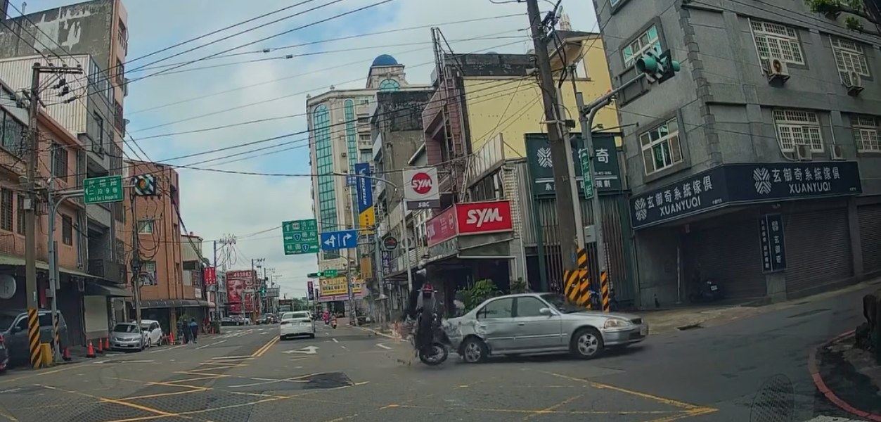 桃園市中壢分局交通中隊今(6)日獲報,63歲陳姓男子駕駛小客車左轉時,與對向機車騎士王姓男子發生嚴重碰撞。(記者翻攝)