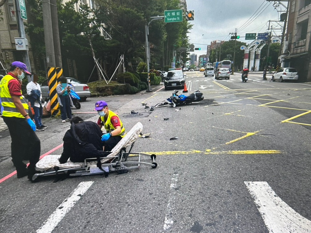 據了解,該路口為閃黃燈,雙方皆須減速慢行,而陳姓男子未注意對向來車,王姓男子則是未減速,最終造成意外發生,王姓男子全身擦挫傷且車頭彎曲,陳姓男子則是車門毀損。(記者翻攝)