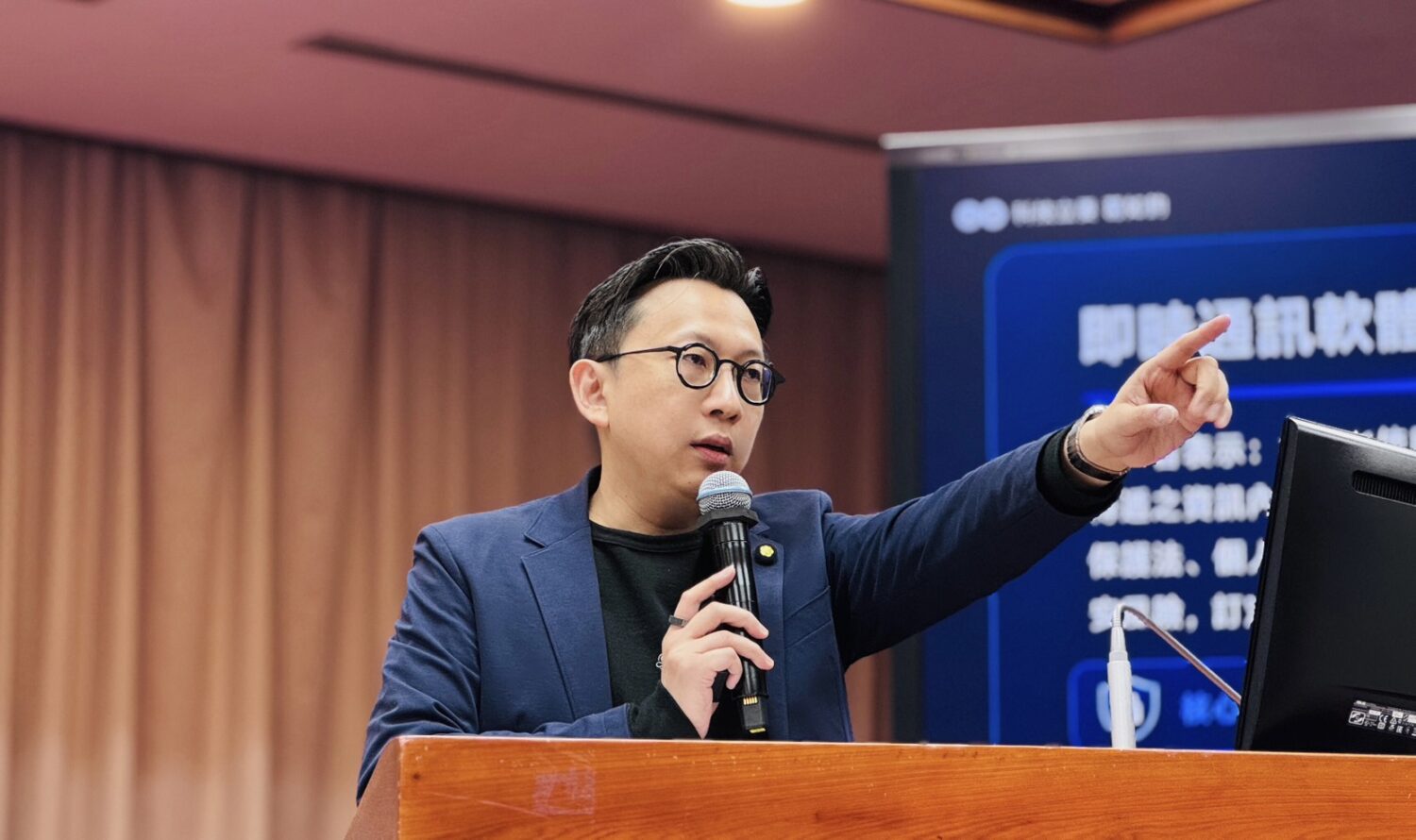 葛如鈞於立法院教育及文化委員會質詢國立故宮博物院戰時文物保存、緊急通訊資安及國際交流預算。(圖/葛如鈞國會辦公室)
