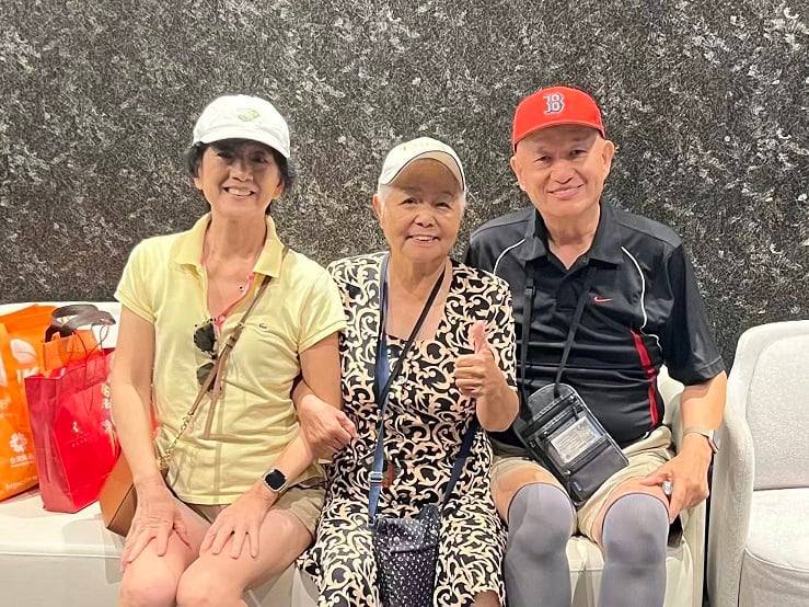 ▲美籍華人陳先生夫妻與失聯60年的小學同學在寶島重逢,心中百感交集!分別時一句「下次何時何地再聚首?」令人依依不捨,卻無人能給出答案。