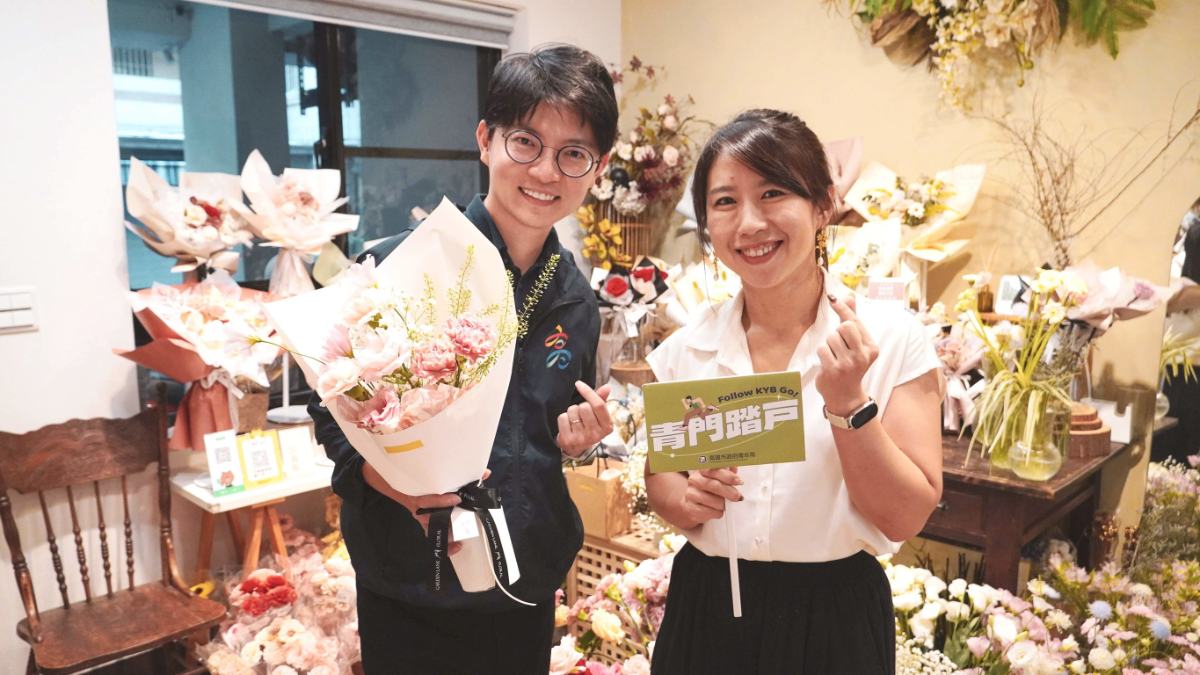 ▲青年局長林楷軒(左)前往青創店家「艸弄花藝」訪視,與負責人許琇淳(右)交流創業歷程與品牌經營理念。