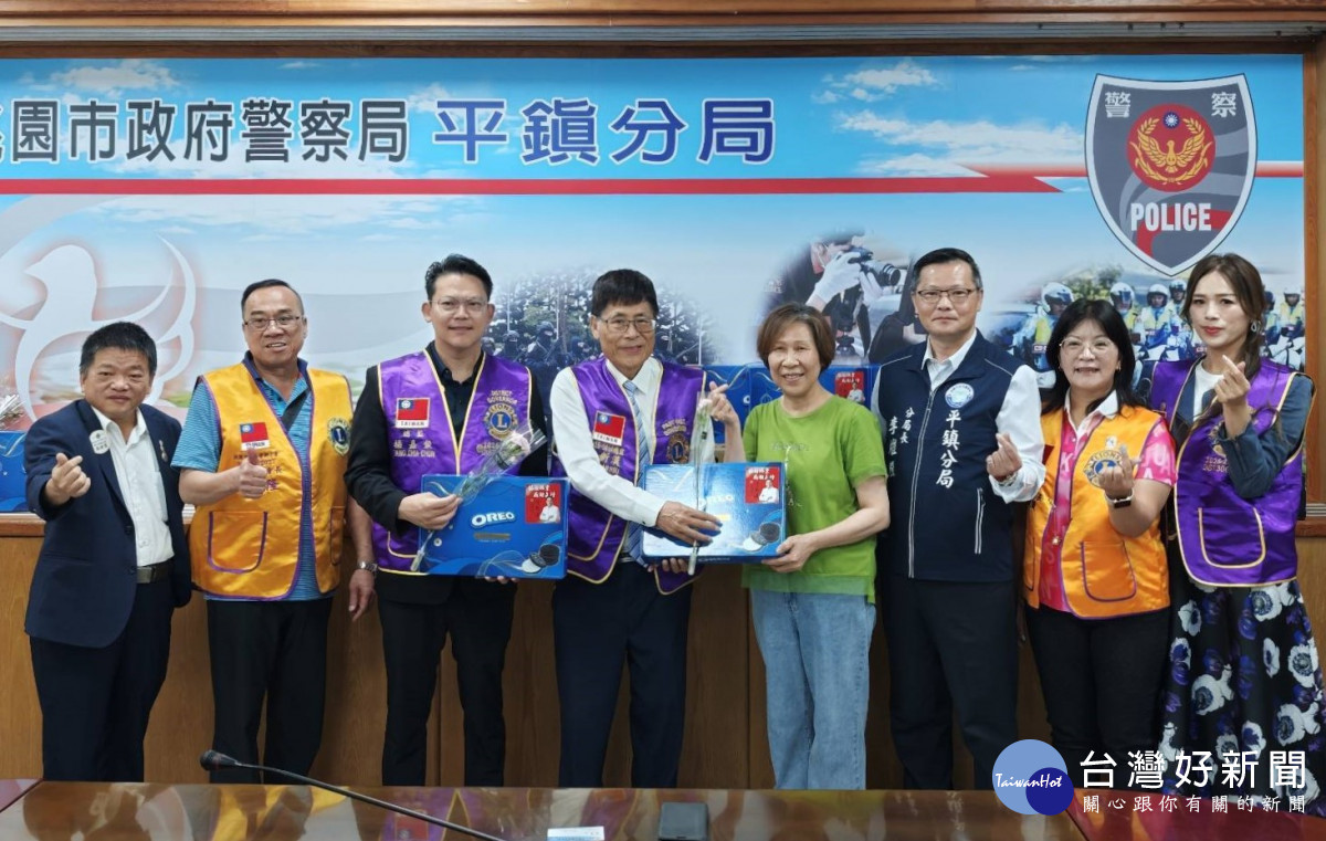 平鎮警分局攜手民間團體，致贈分局內所有身為人母的同仁禮盒，提前獻上誠摯的敬意與祝福。