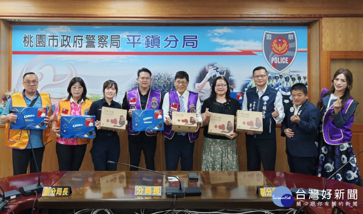 平鎮警分局攜手民間團體,致贈分局內所有身為人母的同仁禮盒,提前獻上誠摯的敬意與祝福。
