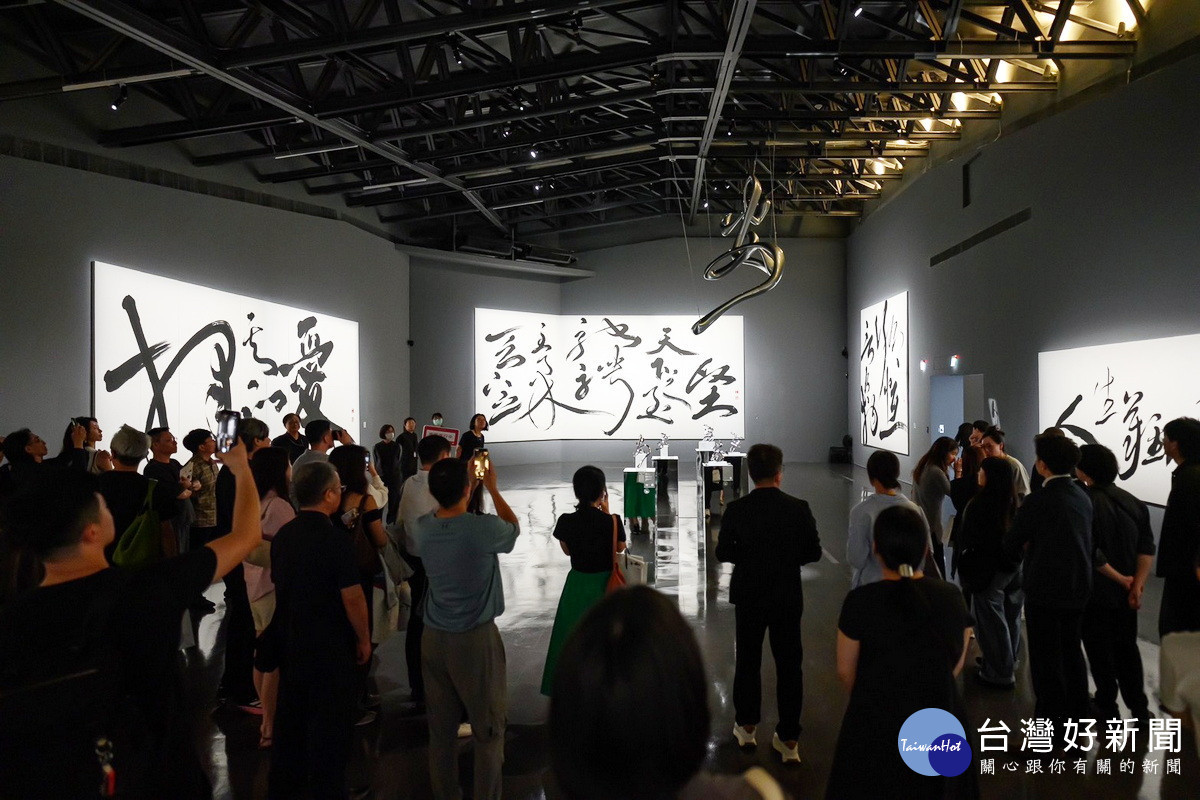 與會貴賓們參觀 「躲貓貓：王意淳書法創作展」。<br /><br /> 
