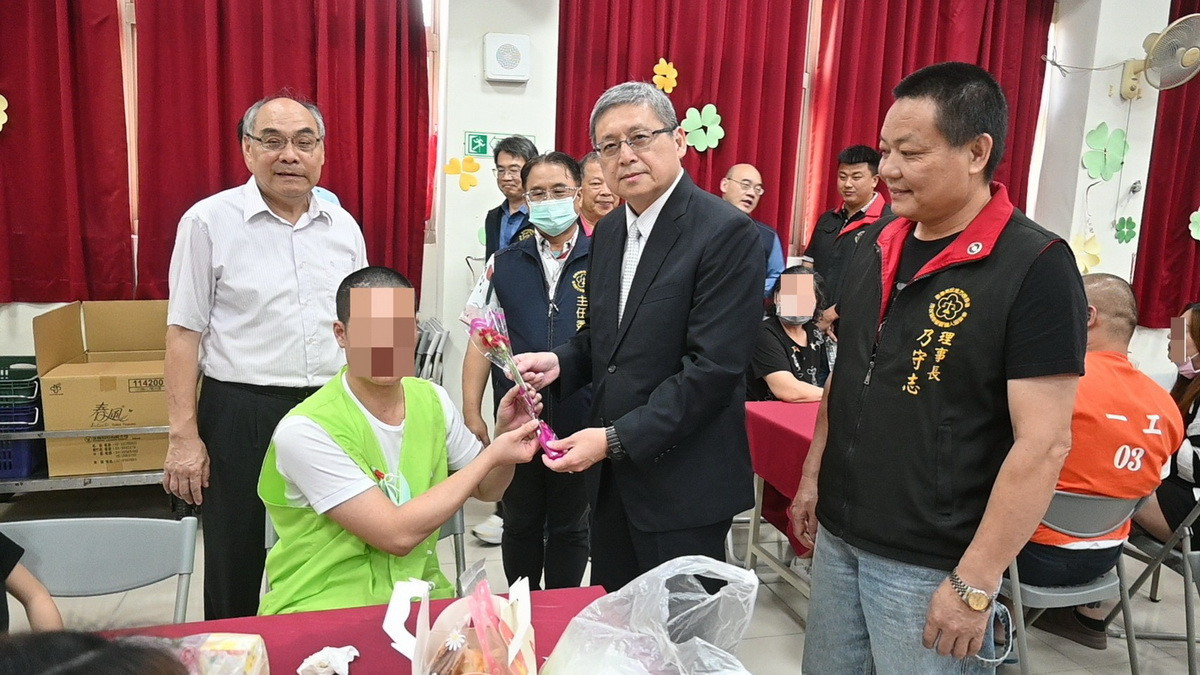 檢察長一行到看守所陪收容人與家屬過節。（南投看守所提供）