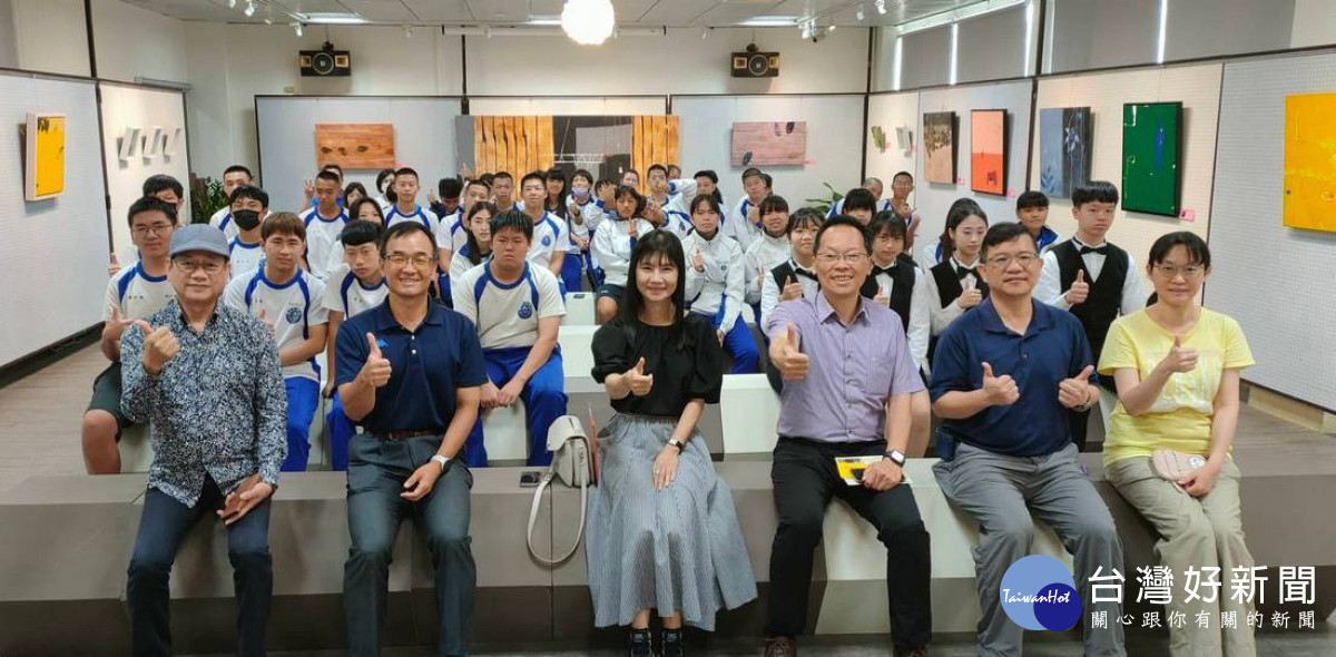 葉上時序–嚴玟鑠個展，水里商工師生一起參與優質化校園生命教育之藝文活動。