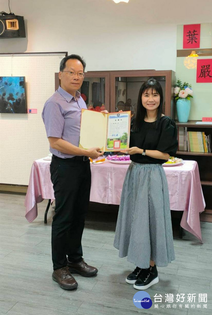 感謝藝術家嚴玟鑠老師個展,將藝文風帶入校園,讓水里商工師生能欣賞到如此玄妙色彩的畫作。