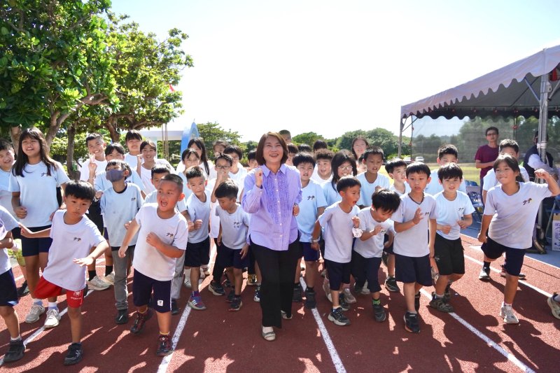 又一個小學操場完工 屏東市民生國小 工程好像很慢 盆栽快乾死