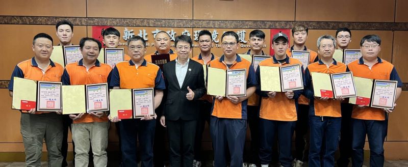 守護市容也守住廉潔 新北5區清潔隊員獲表揚 62 《圖說》廉潔事蹟表揚活動合影,中為環保局長程大維。〈環保局提供〉