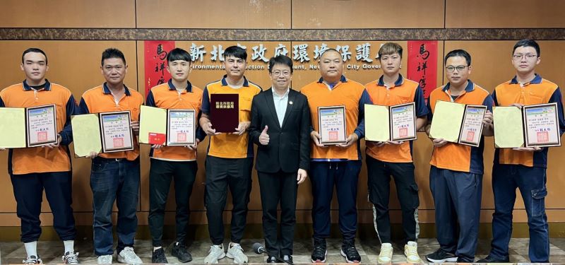 守護市容也守住廉潔 新北5區清潔隊員獲表揚 63 《圖說》拾金不昧受獎同仁與局長程大維合照。〈環保局提供〉