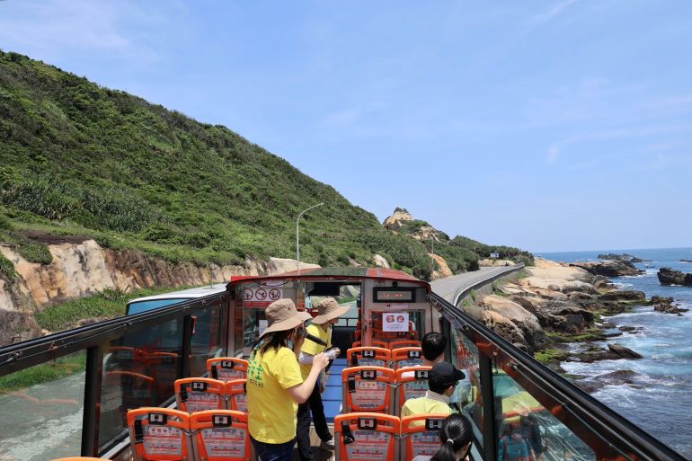 迎淡江大橋通車熱潮 新北推主題遊程串聯北海岸旅遊 51 《圖說》搭乘青春山海線景觀巴士,沿北海岸行進,可從高視角飽覽山海交織的壯麗風光,體驗輕鬆舒適的旅遊方式。〈觀旅局提供〉