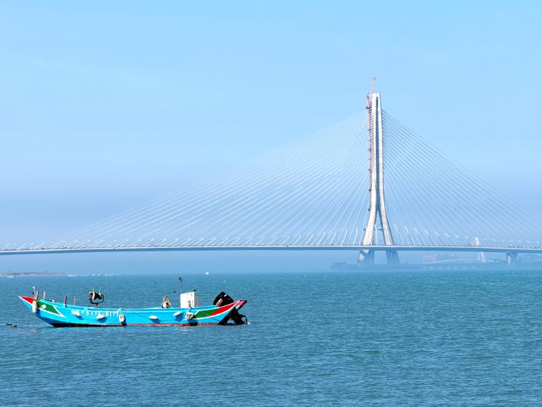 迎淡江大橋通車熱潮 新北推主題遊程串聯北海岸旅遊 52 《圖說》淡江大橋橫跨淡水河口,白天視野開闊,展現壯闊水岸景觀與地標風貌。〈原森旅行社提供〉