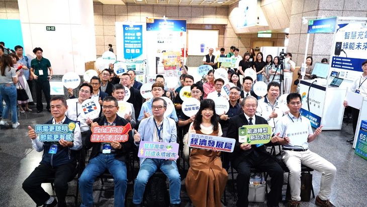 從家戶到產業全面節電 新北推智慧能源管理加速淨零轉型 40 《圖說》2026新北智慧節電應用媒合會今日於板橋車站B1公共空間登場。〈經發局提供〉