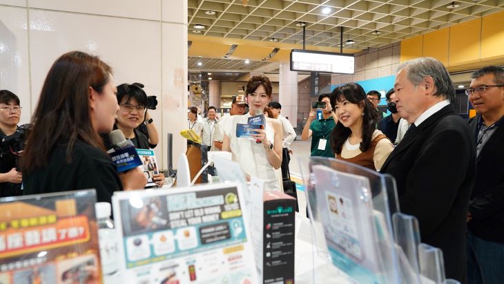 從家戶到產業全面節電 新北推智慧能源管理加速淨零轉型 41 《圖說》經發局長盛筱蓉巡攤了解節能與能源相關業者展出內容,現場集結18家業者,並結合政策說明、專題講座及節能產品展售,吸引民眾踴躍參與。〈經發局提供〉