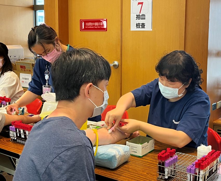 鼓勵四癌與成人健檢 新北5月健康篩檢月開跑 39 《圖說》民眾接受抽血檢查。〈衛生局提供〉