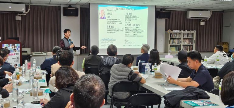 助退除役官兵強化職場競爭力 基隆榮服處辦就學就業職訓說明會 35 《圖說》國立通運有限公司陳錦偉人資長(立者)分享科技產業發展趨勢、面試技巧、勞資議題概念等豐富知識。〈基隆榮服處提供〉