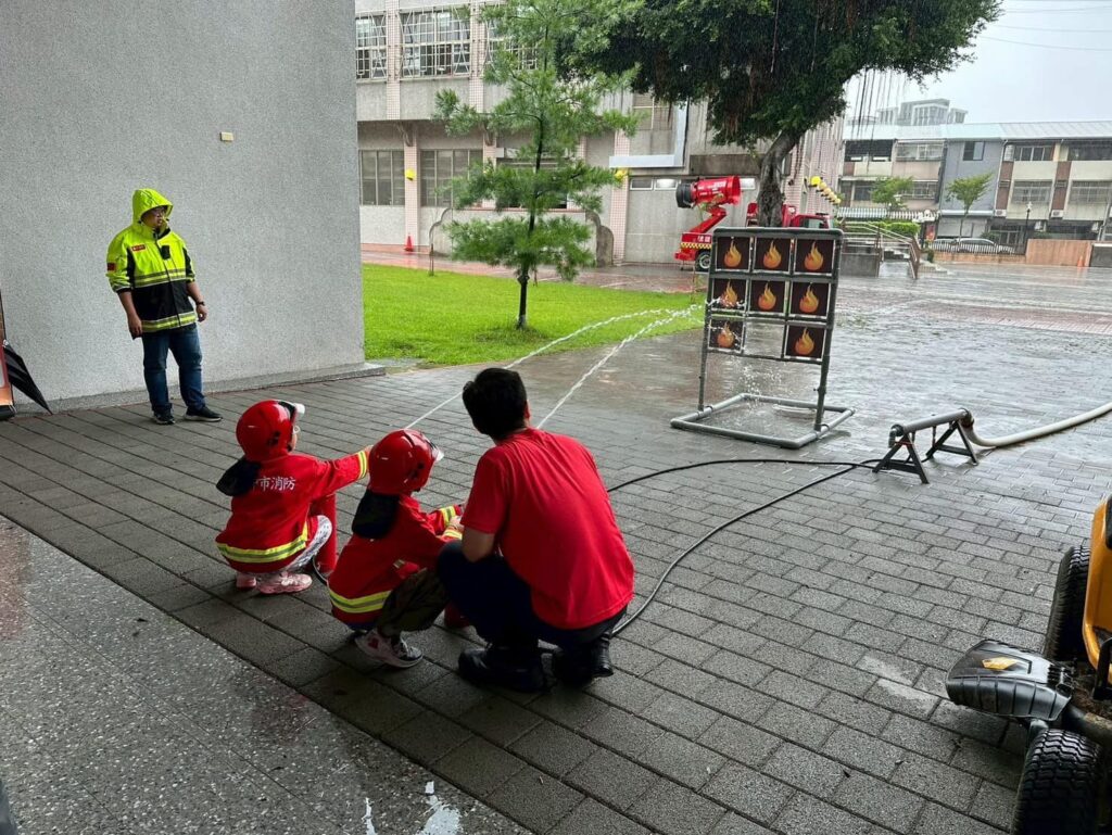 八年來建築火災件數下降 70% 台中榮獲住宅防火評比六都第一 10 %E6%B6%88%E9%98%B2%E5%B1%80%E6%9A%91%E6%9C%9F%E6%B6%88%E9%98%B2%E7%87%9F%E5%AE%A3%E5%B0%8E%E5%AD%B8%E7%AB%A5%E6%AD%A3%E7%A2%BA%E6%B6%88%E9%98%B2%E8%A7%80%E5%BF%B52 1024x769 1