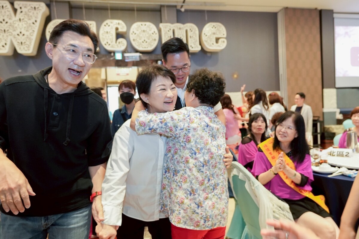 ▲市長盧秀燕和與會來賓熱情擁抱。(圖/記者顏淑娟翻攝)