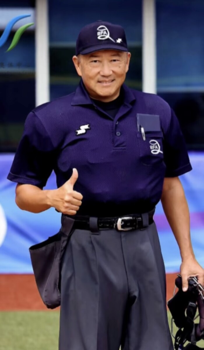 棒球場上的鐵面判官在教導學齡前兒童訓練課程上，是強調「玩中學」、「樂中練」，讓孩子在歡樂中自然接觸棒球，培養興趣與習慣。(影像由孟祥淵裁判提供)。