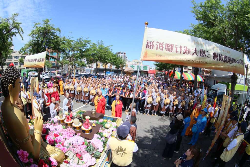 ▲尊證阿闍黎慧寬法師(左)、開堂和尚尼暨福山寺住持永嚴法師共同主法啟香儀式 。(圖/福山寺提供)