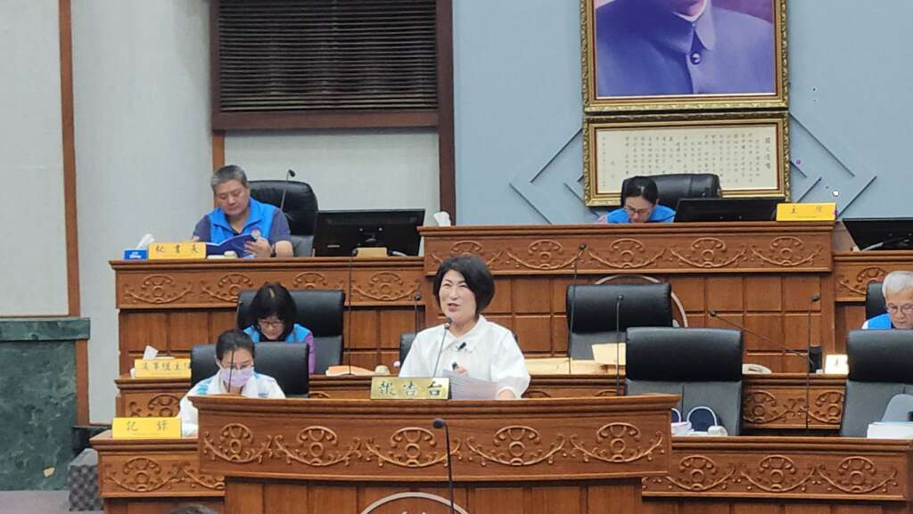 ∆饒慶鈴期盼議員先進及縣民協助宣傳「2026台東博覽會」，並誠摯邀請全國朋友暑假到台東，一起參與專屬台東的盛夏慶典，用腳步感受台東、用心看見台東。（圖／記者陳志強攝）