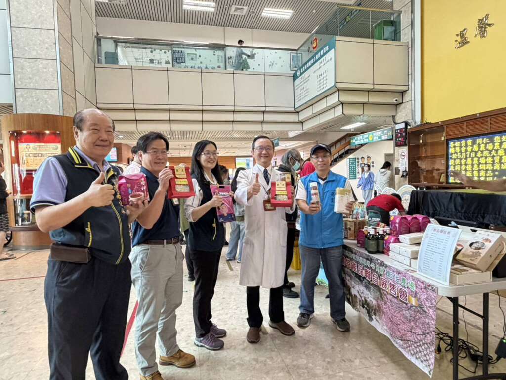 ▲輔導會農場優質產品列車首發台南,母親節前夕前進高雄榮總台南分院慰勞醫護人員,中間穿著醫生袍為高雄榮民總醫院臺南分院(高榮台南分院)現任院長為鄭名芳醫師。