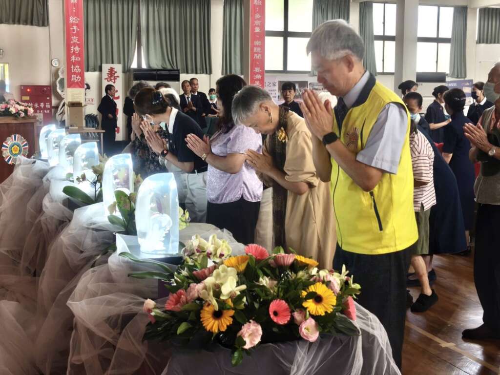 ▲中彰榮家浴佛祈福暖人心,慈濟彰化志工傳遞感恩與祥和。(圖/中彰榮家提供)