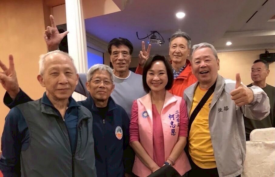 年高德劭的康泰籃球隊,是目前國內最長壽的高齡籃球隊,輩分最高的是後排兩位長人李增華(81歲)、周中權(右二,75歲)。 (潘安彥攝影)