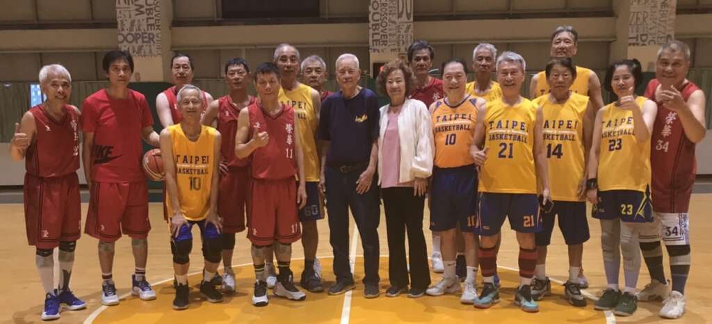 康泰籃球隊成軍超過30年，出征前夕和國內70歲以上頂尖冠軍球隊榮華隊切磋聯誼。 (魏冠中攝影)