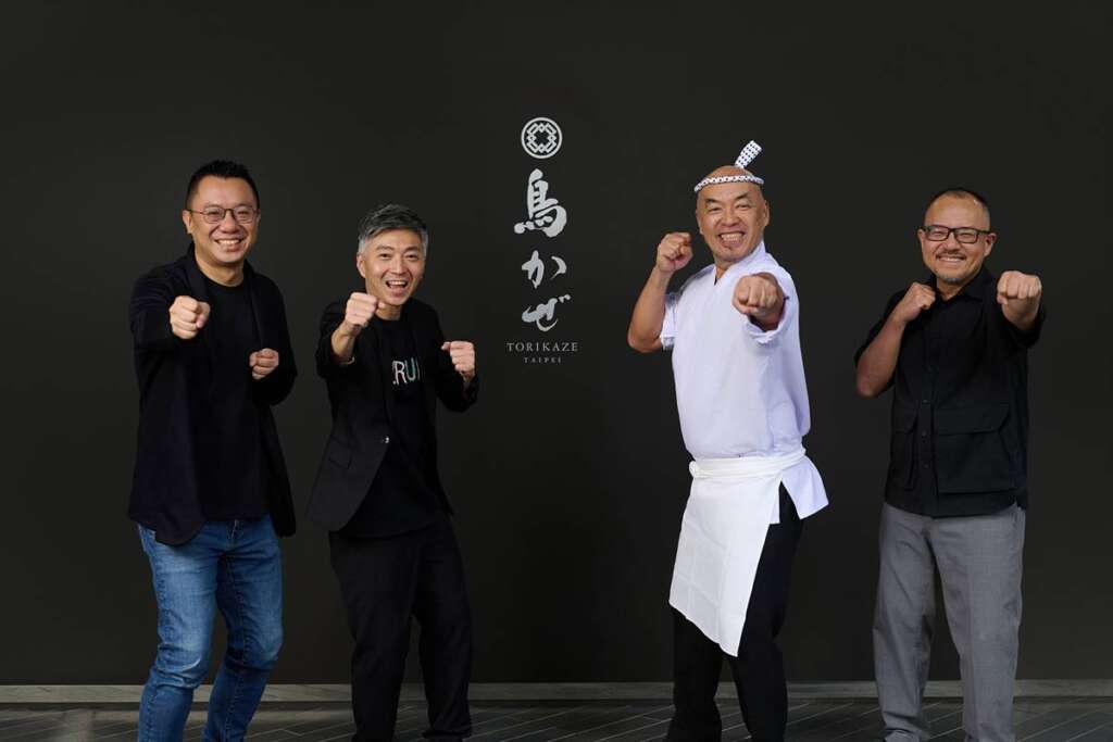 ▲TORIKAZE TAIPEI開幕,將為台灣燒鳥市場帶來全新風貌,Torishiki ICHIMON(鳥しき一門)創辦人池川義輝(右二)、忠泰集團李彥良副董事長(右―)、MMHG湘樂餐飲集團創辦人林泉(左二)。(TORIKAZE TAIPEI提供)