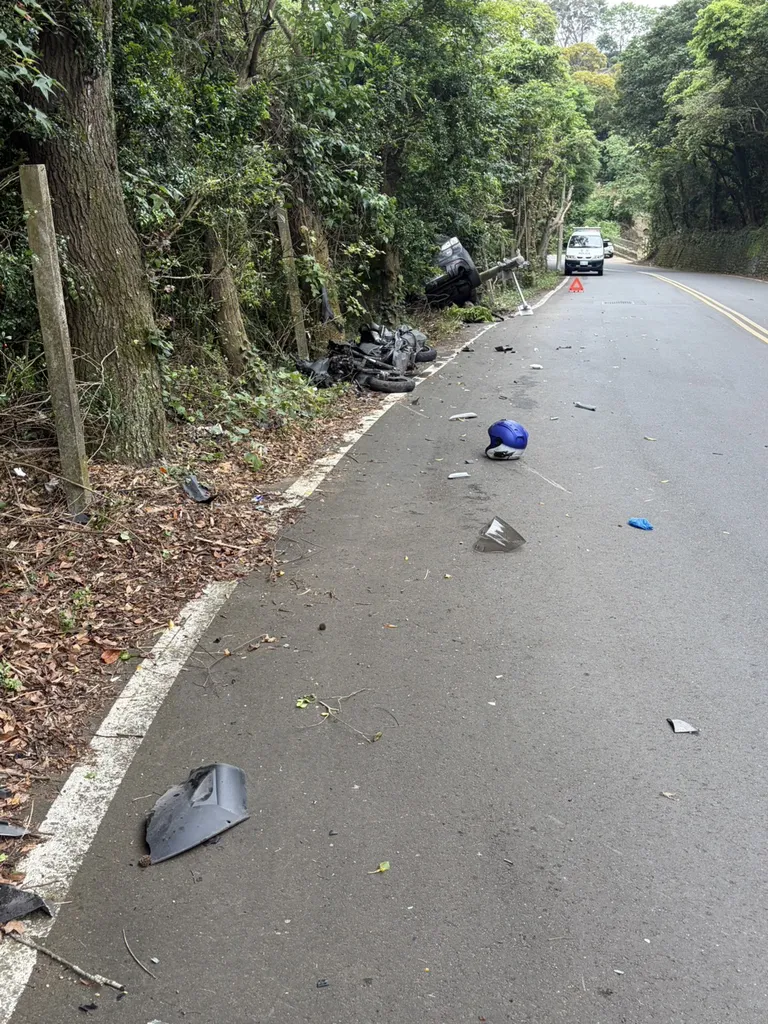 撞擊後的機車已成廢鐵,汽車撞倒對向的電線桿